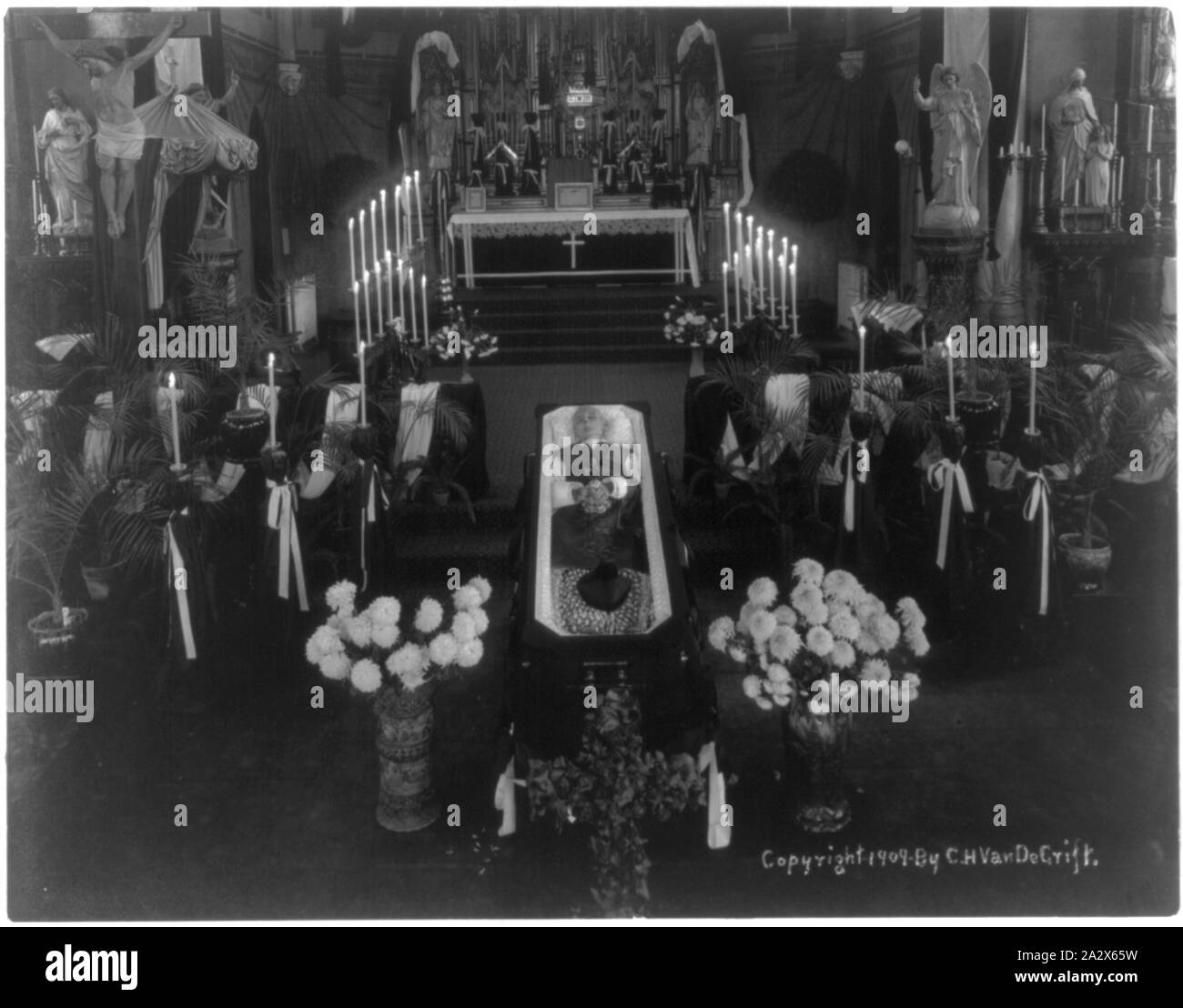 Rev. Quatman lying in state, Holy Angels church, Sidney, Ohio Stock Photo