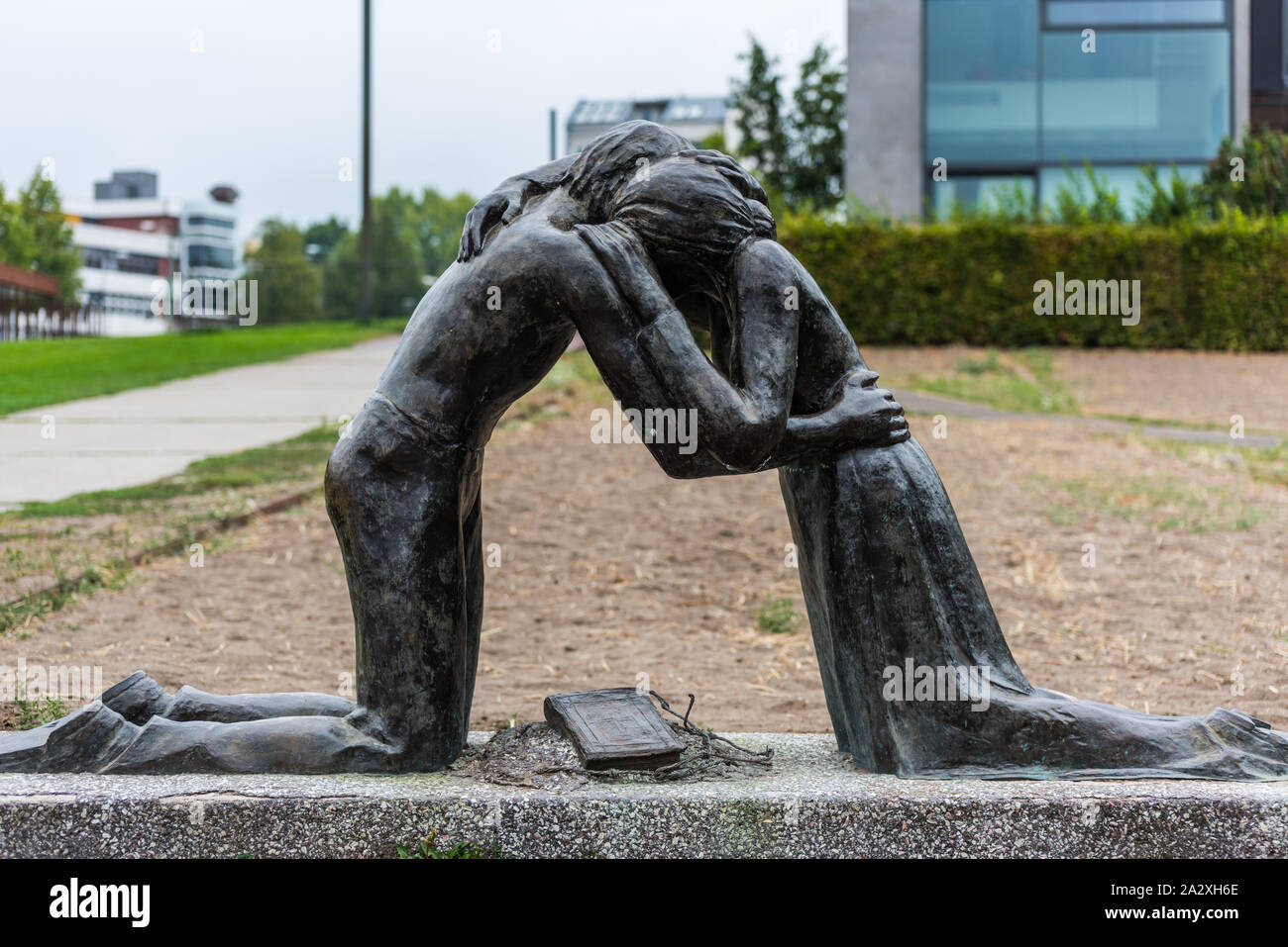 Statue of famliy hugging together at the Berlin wall memorial, Berlin ...