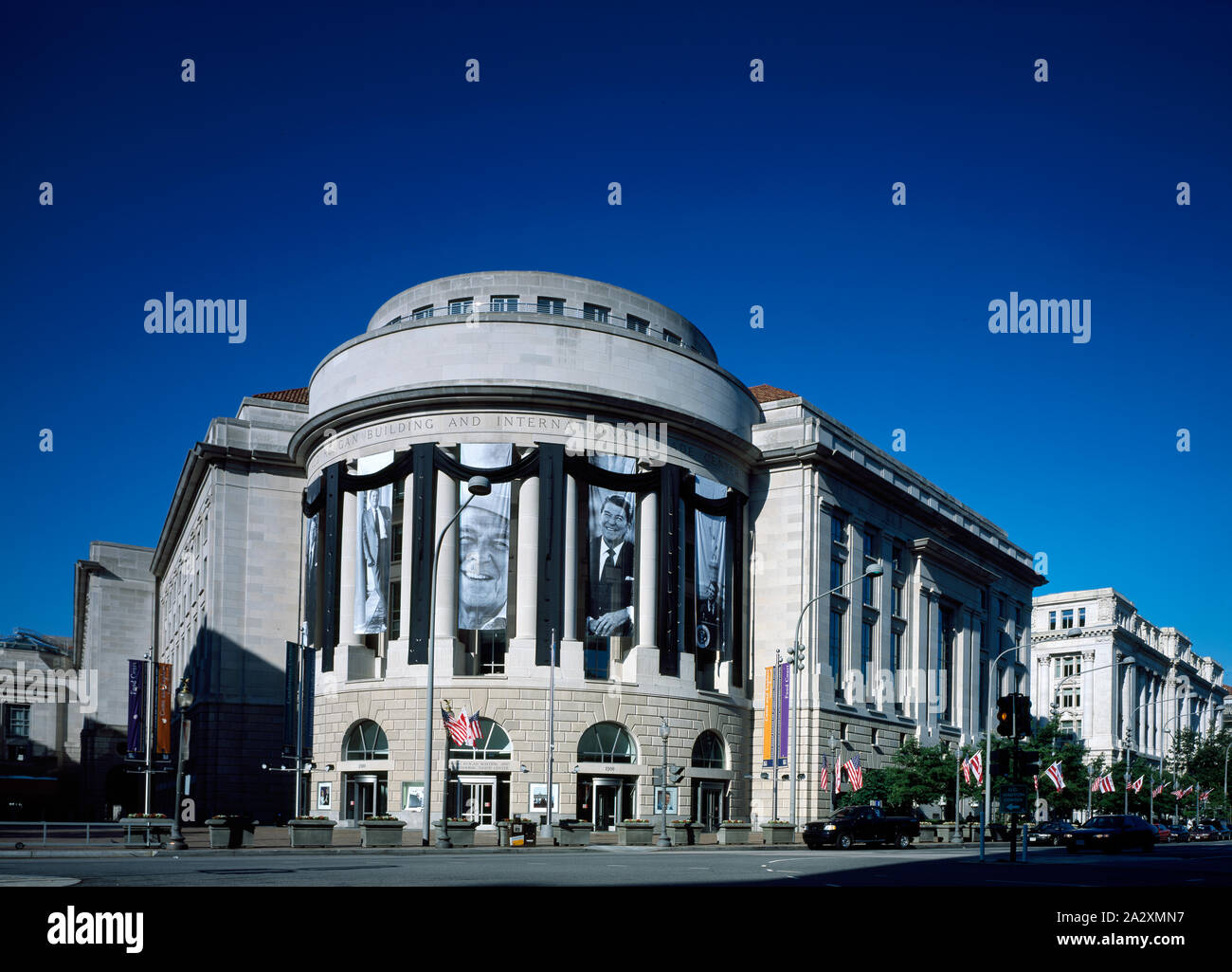Ronald Reagan Building, Washington, D.C., draped in black and displaying the former president's photograph shortly after he died on June 5, 2004 Stock Photo