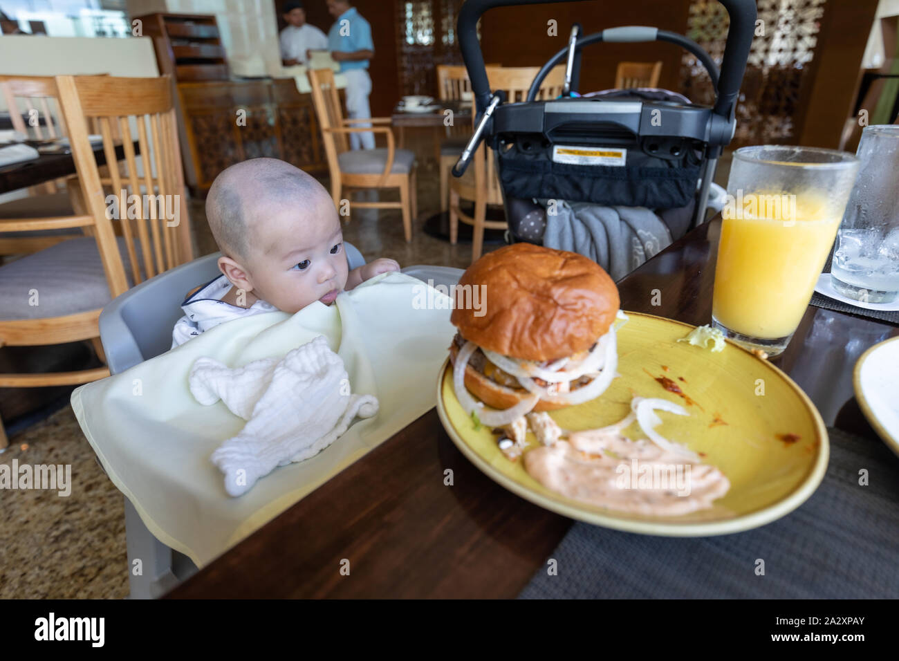 Baby high clearance chair for restaurant