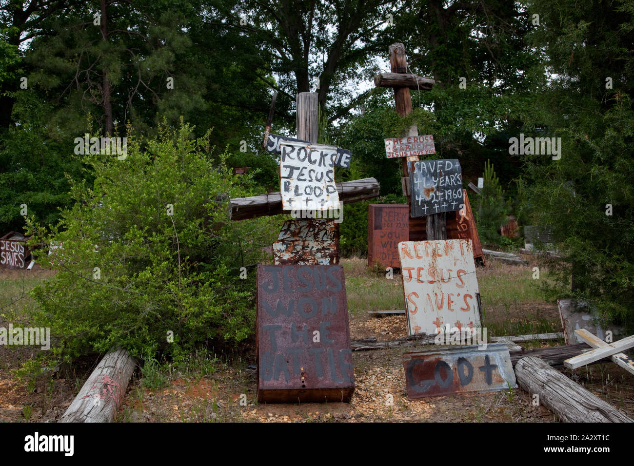 Rough Wooden Crosses And Peeling Hand-Lettered Signs Bearing Bible Scripture  Fragments Are Nailed To Fences, Trees, And Each Other In The Late W.c.  Rice's Stark Cross Garden, Prattville, Alabama Stock Photo -