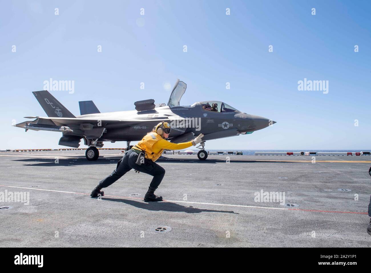 Mate hand signals hires stock photography and images Alamy