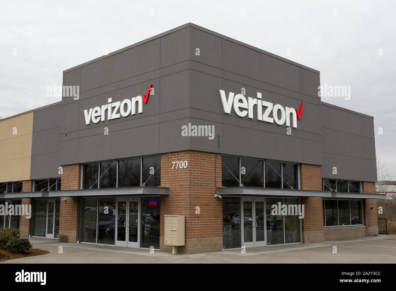 Tigard, Oregon - Feb 8, 2019: A full-service store for Verizon Wireless products and services. Stock Photo