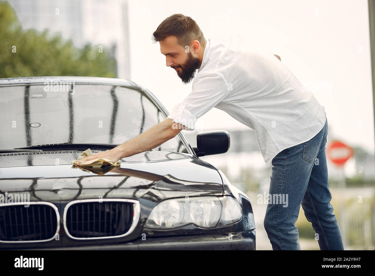 Включи убирать машины. Включи убирать машины. Уберите автомобиль. Головоломки про авто. Man washing car.