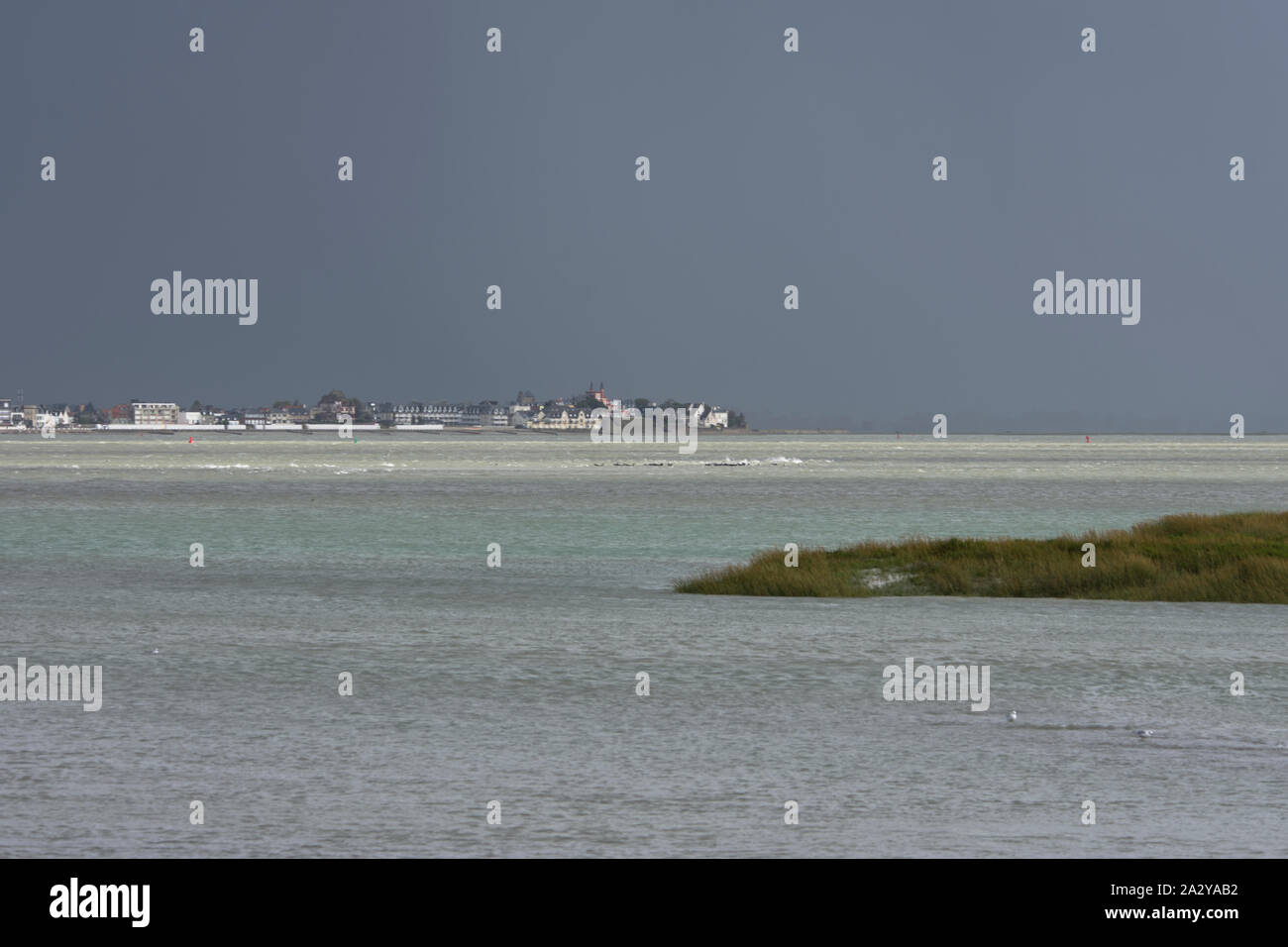 La baie de somme, vue du Crotoy à partir du Hourdel par un jour de grande marée.Ciel chargé. Stock Photo