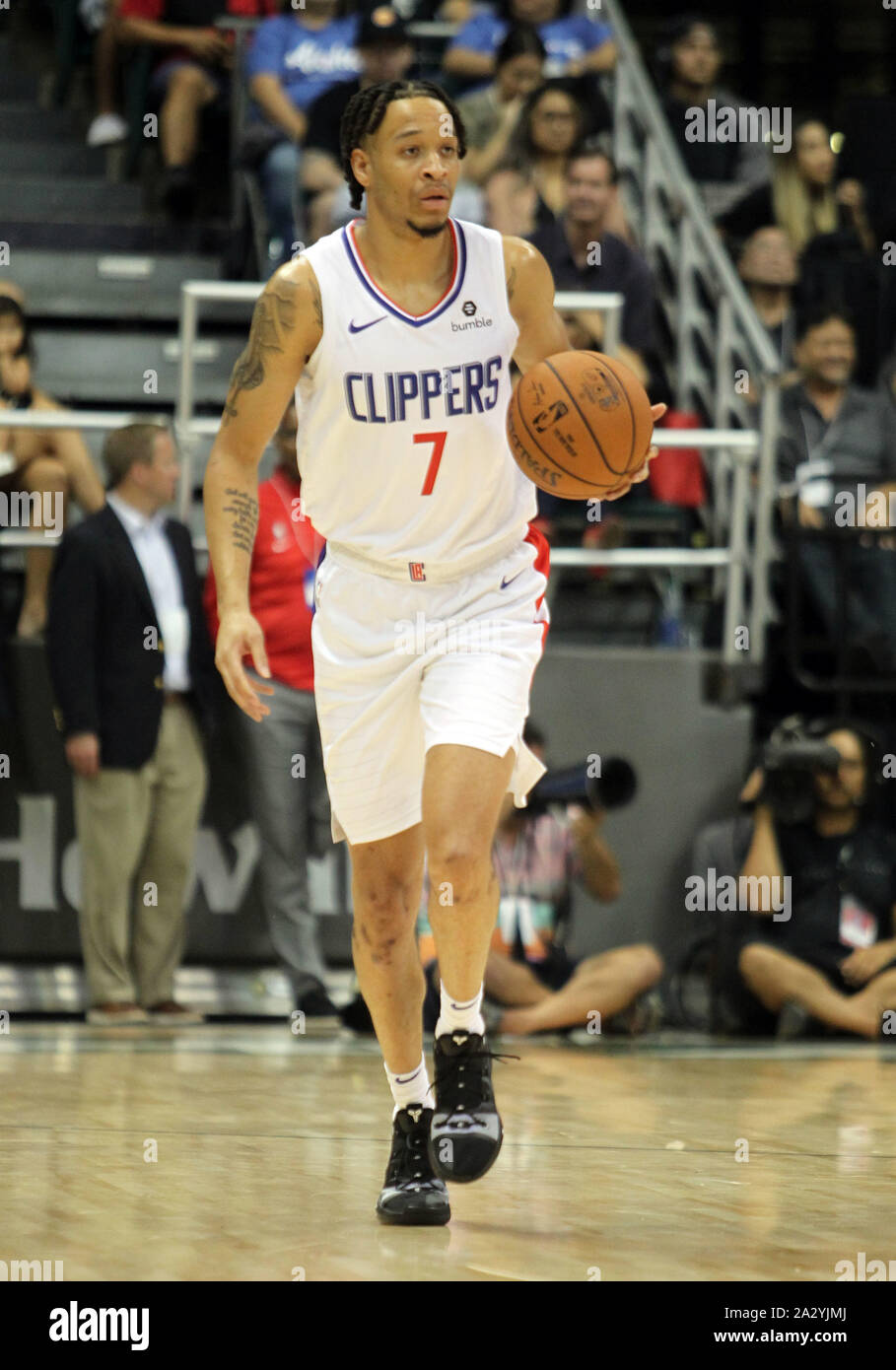 Clippers resign Amir Coffey.