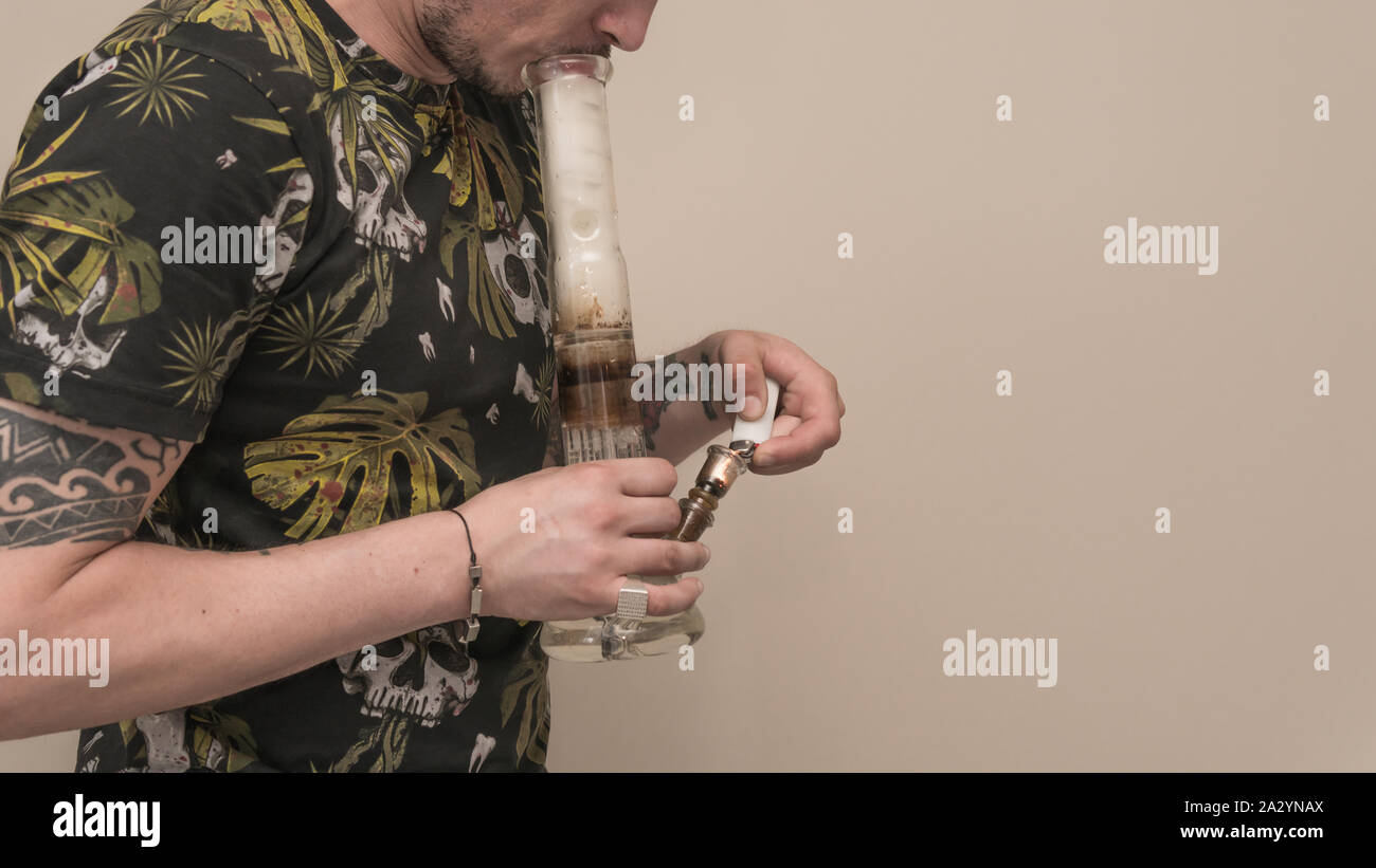 Smoking marijuana bong hi-res stock photography and images - Alamy