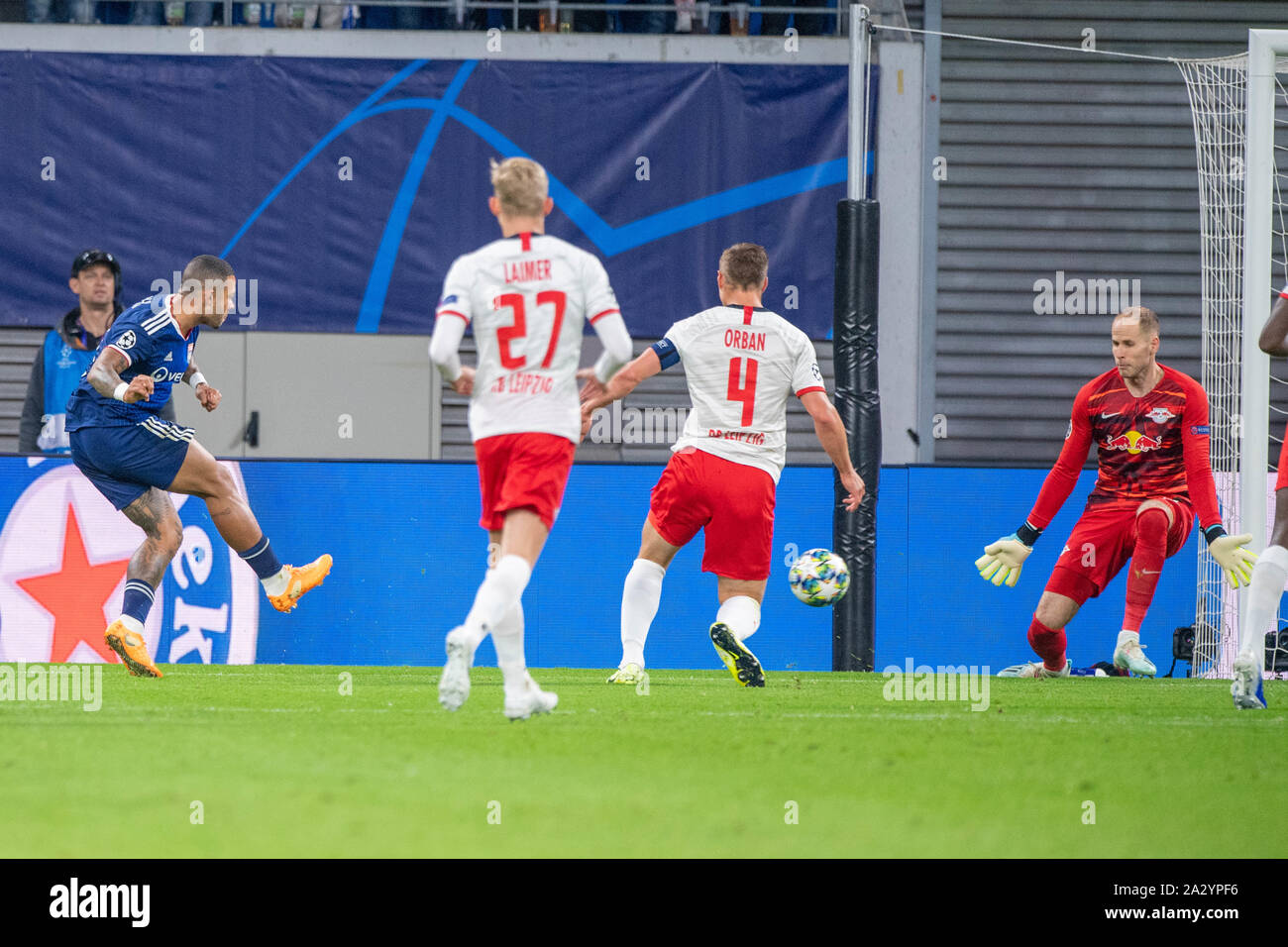 Leipzig, Deutschland. 02nd Oct, 2019. Memphis Depay (left, Lyon) shoots  goalie Peter GULACSI (L) 1-0 to Olympique Lyon, action, goalscoring,  football Champions League, group stage, group G, matchday 2, RB Leipzig (L)  -