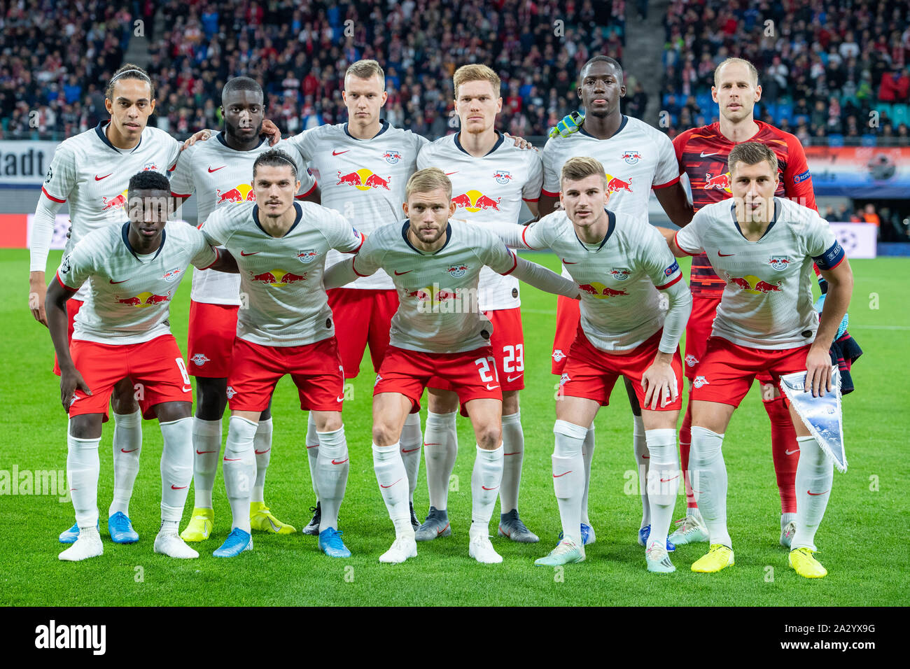 Orleft to right Yussuf POULSEN (L), Dayot UPAMECANO (L), Lukas KLOSTERMANN (L), Marcel HALSTENBERG (L), Nordi MUKIELE (L)), goalkeeper Peter GULACSI (L), uRleft to right Amadou HAIDARA (L), Marcel SABITZER (L), Konrad LAIMER (L), Timo WERNER (L), Willi ORBAN (L), team photo, group picture, team picture, team picture, full figure, landscape, Soccer Champions League, group stage, group G, matchday 2, RB Leipzig (L) - Olympique Lyon (Lyon) 0: 2, on 02.10.2019 in Leipzig/Germany. | Usage worldwide Stock Photo