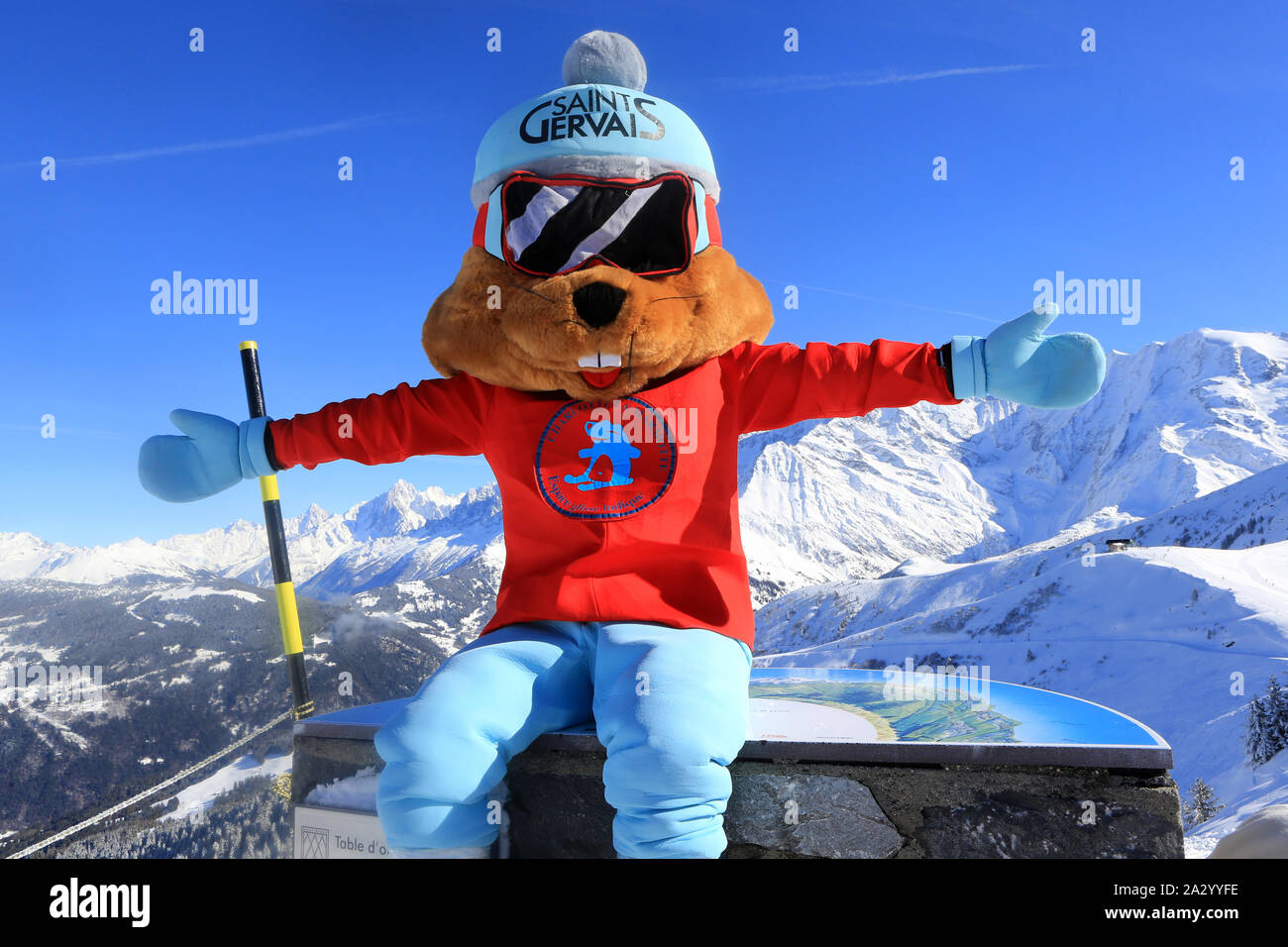 Charlotte, la marmotte. Mascotte de la station de sports d'hiver de  Saint-Gervais-les-Bains. Haute-Savoie. France Stock Photo - Alamy