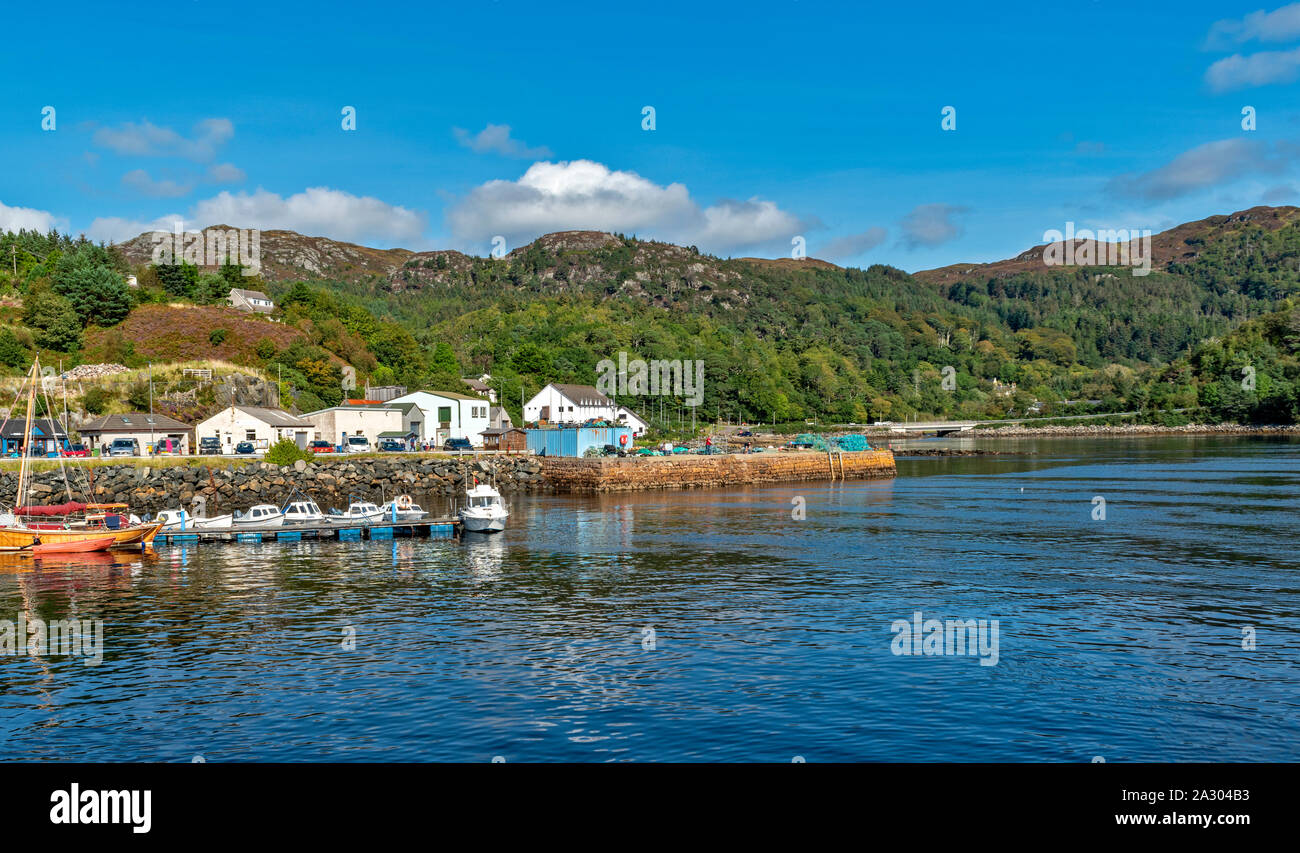 GAIRLOCH HARBOUR WESTER ROSS SCOTLAND SUMMER THE HARBOUR BUILDINGS AND BOATS Stock Photo