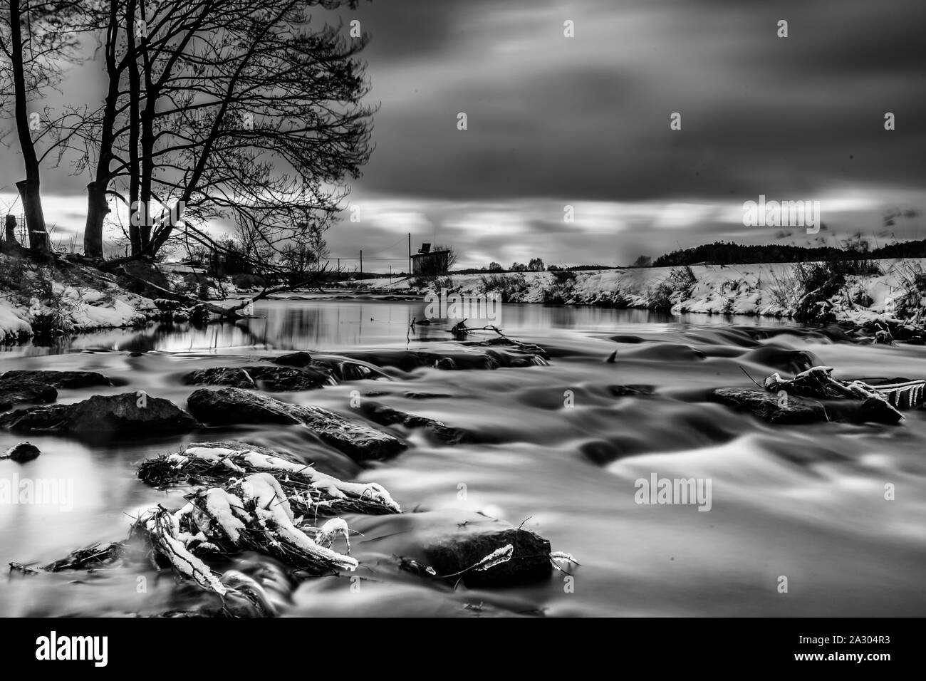 Fluss bei Achsheim in Schnee Langzeitbelichtung Stock Photo