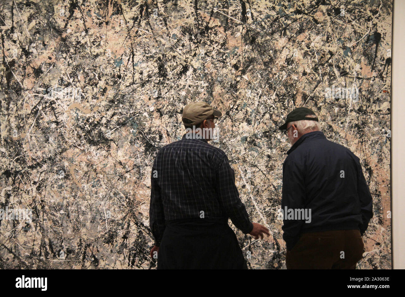 Visitors in front of the 'Number One (Lavender Mist)' 1950 painting by J. Pollock at the National Gallery of Art in Washington DC, USA Stock Photo