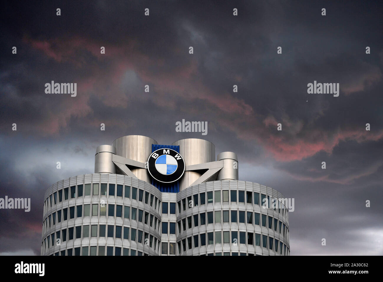 Munich, Deutschland. 04th Oct, 2019. FOTOMONTAGE: Duestere forecasts at BMW savings program of the car maker BMW cuts thousands of highly qualified working hours and salary. Archive photo; Randmotiv Feature BMW logo at the BMW corporate headquarters, skyscraper, double cone, corporate headquarters, BMW Museum, buildings.central, exterior, building, skyscraper, automaker, car, cars, automobiles, manufacturers, automotive industry, premium brand. | Usage worldwide Credit: dpa/Alamy Live News Stock Photo