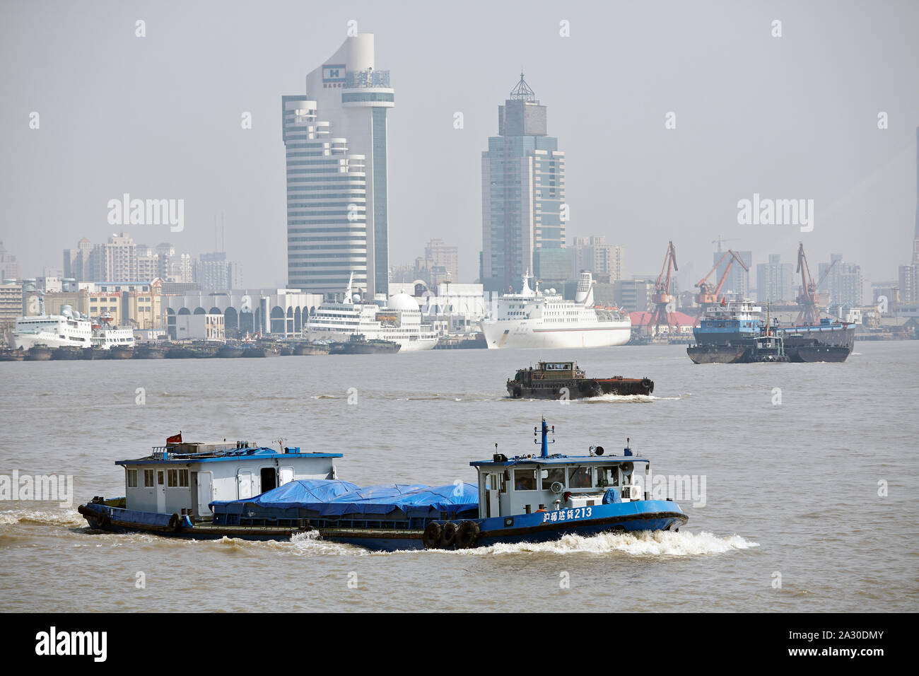 Shanghai waterfront boats hi-res stock photography and images - Alamy