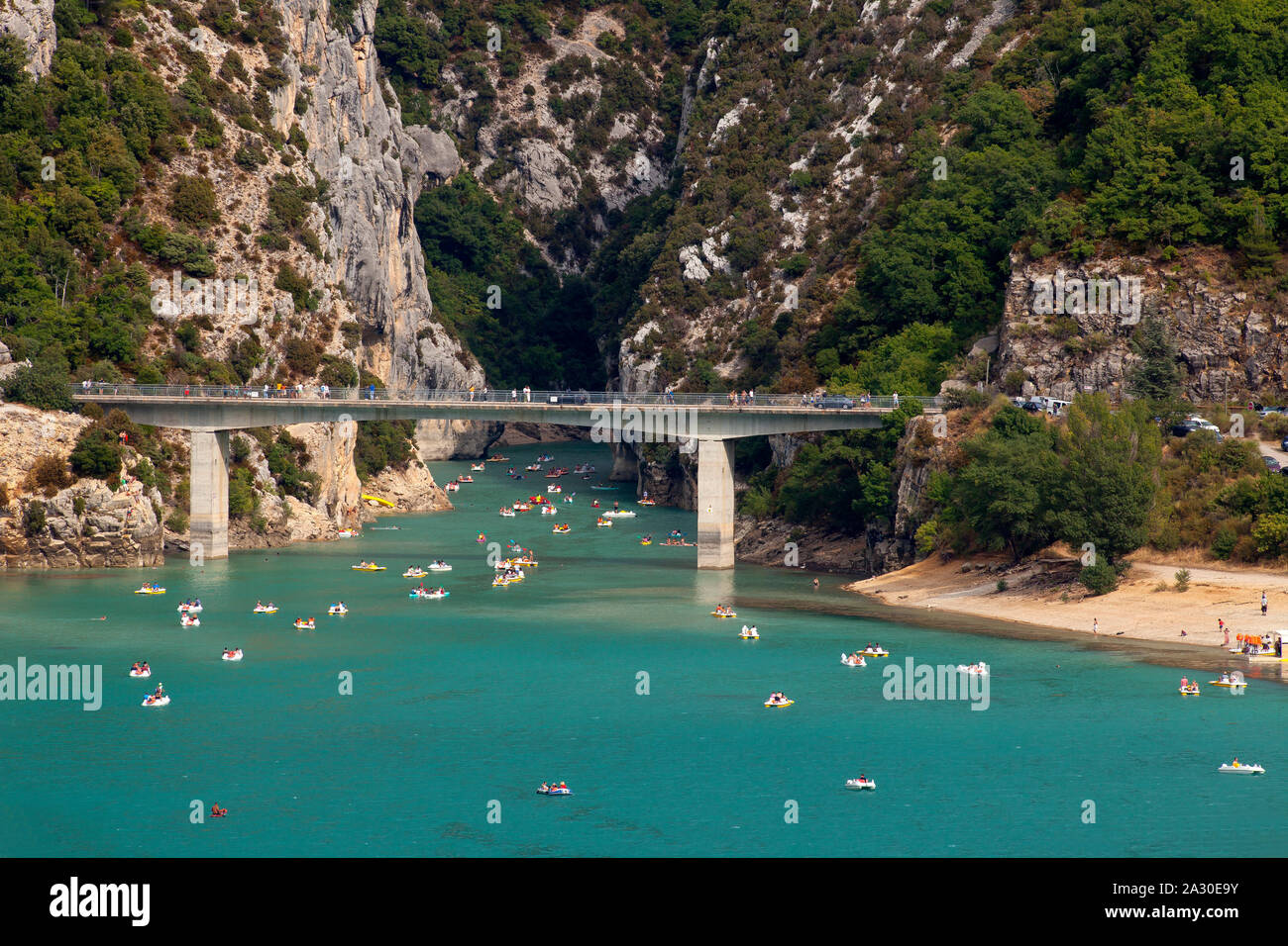 Die Brücke am Lac de Sainte-Croix, Gorges du Verdon, Verdon-Schlucht-Provence-Alpes-Cote d' Azur, Provence, Frankreich, Europa| The bridge at Lac de S Stock Photo