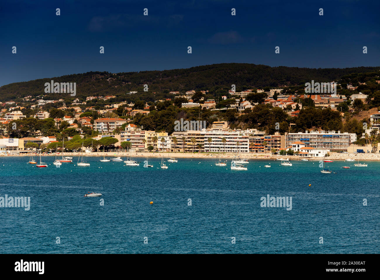 Küstenabschnitt mit Hotelanlagen an der  Bale de Bandol, Bucht von Bandol, Alpes-Maritimes, Cote d'Azur, Südfrankreich, Frankreich, Europa| Coastline Stock Photo