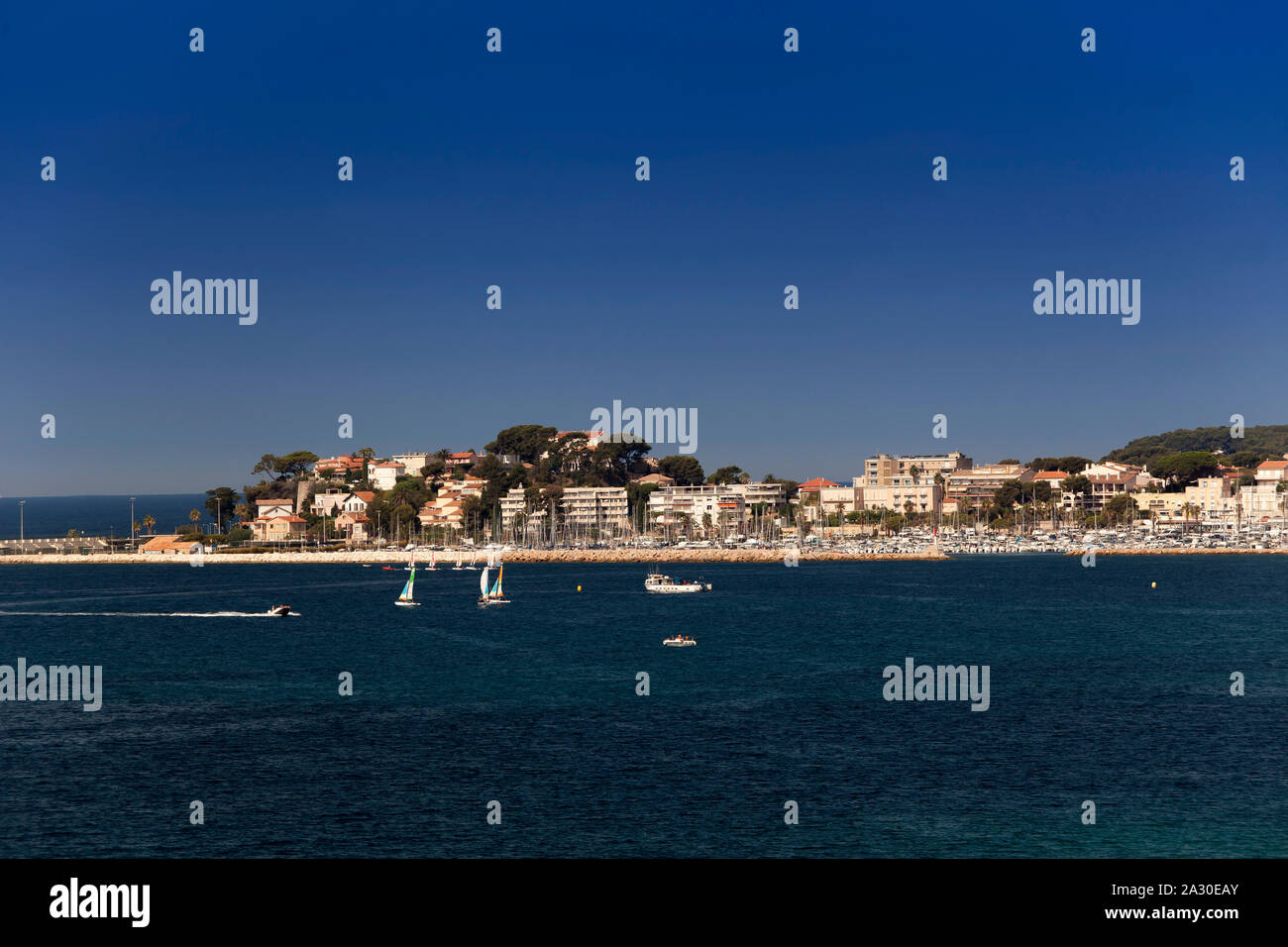 Küstenabschnitt mit Hotelanlagen an der  Bale de Bandol, Bucht von Bandol, Alpes-Maritimes, Cote d'Azur, Südfrankreich, Frankreich, Europa| Coastline Stock Photo
