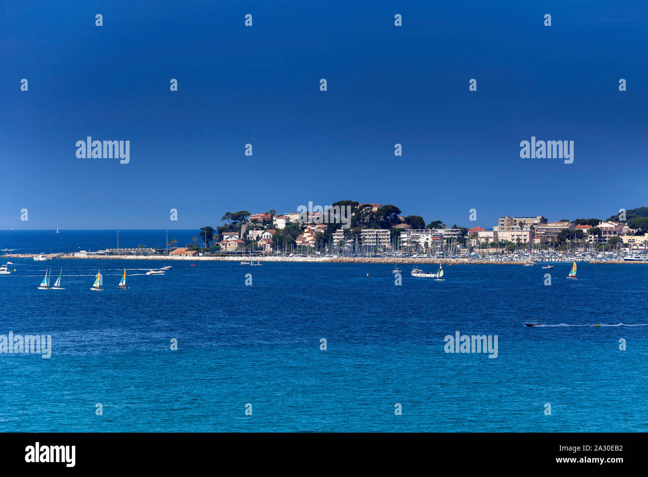 Küstenabschnitt mit Hotelanlagen an der  Bale de Bandol, Bucht von Bandol, Alpes-Maritimes, Cote d'Azur, Südfrankreich, Frankreich, Europa| Coastline Stock Photo