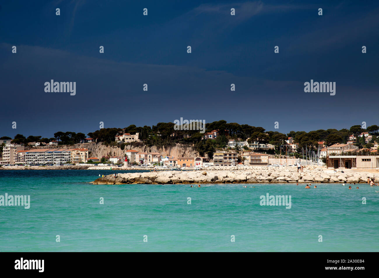Küstenabschnitt mit Hotelanlagen an der  Bale de Bandol, Bucht von Bandol, Alpes-Maritimes, Cote d'Azur, Südfrankreich, Frankreich, Europa| Coastline Stock Photo
