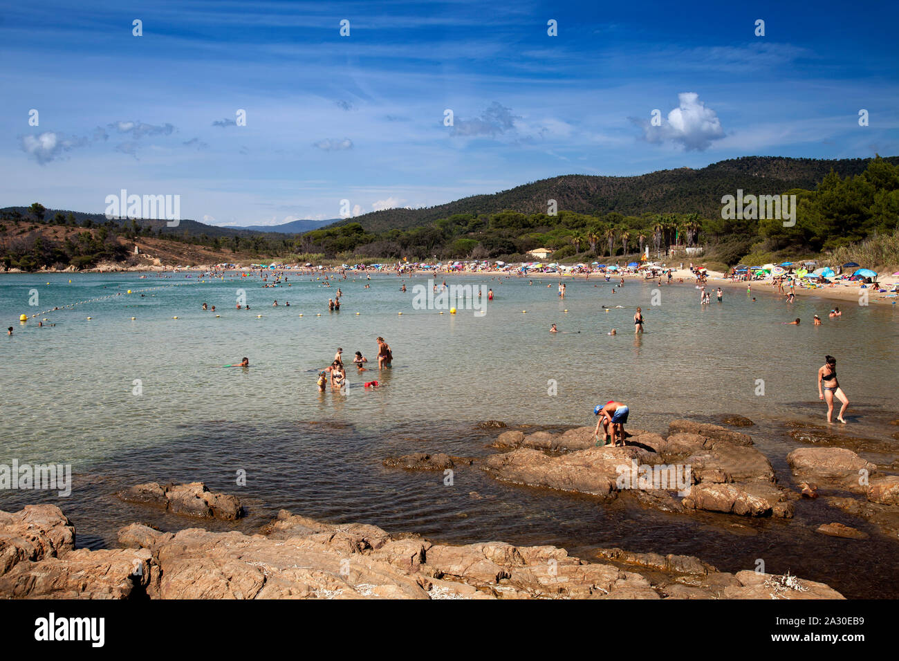 Naturbelassener Strand bei Strand bei Fort de Bregancon, Alpes-Maritimes, Cote d'Azur, Südfrankreich, Frankreich, Europa| Natural beach at beach at Fo Stock Photo