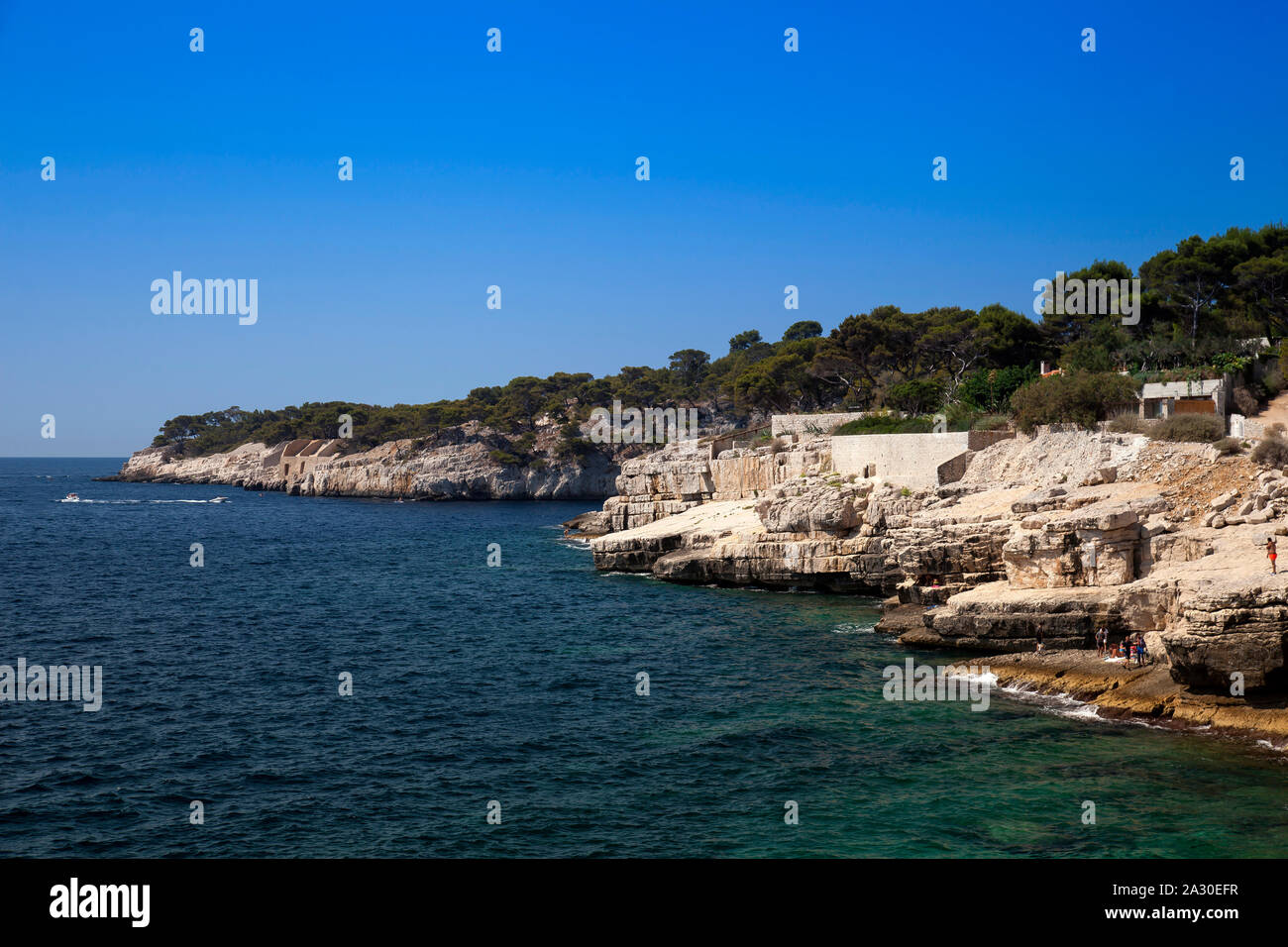 Menschen baden an der Felsenküste Calanque de Port Pin, Provence, Frankreich, Europa| People swim at the rocky coast Calanque de Port Pin, Provence, F Stock Photo