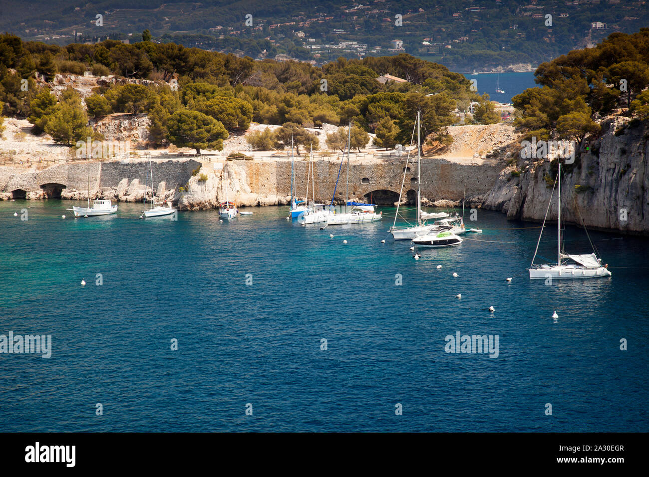 Segelboote ankern  in einer Bucht derFelsenküste, Calanque de Port Pin, Provence, Frankreich, Europa| Sailboats moored in a bay of the rocky coast, Ca Stock Photo