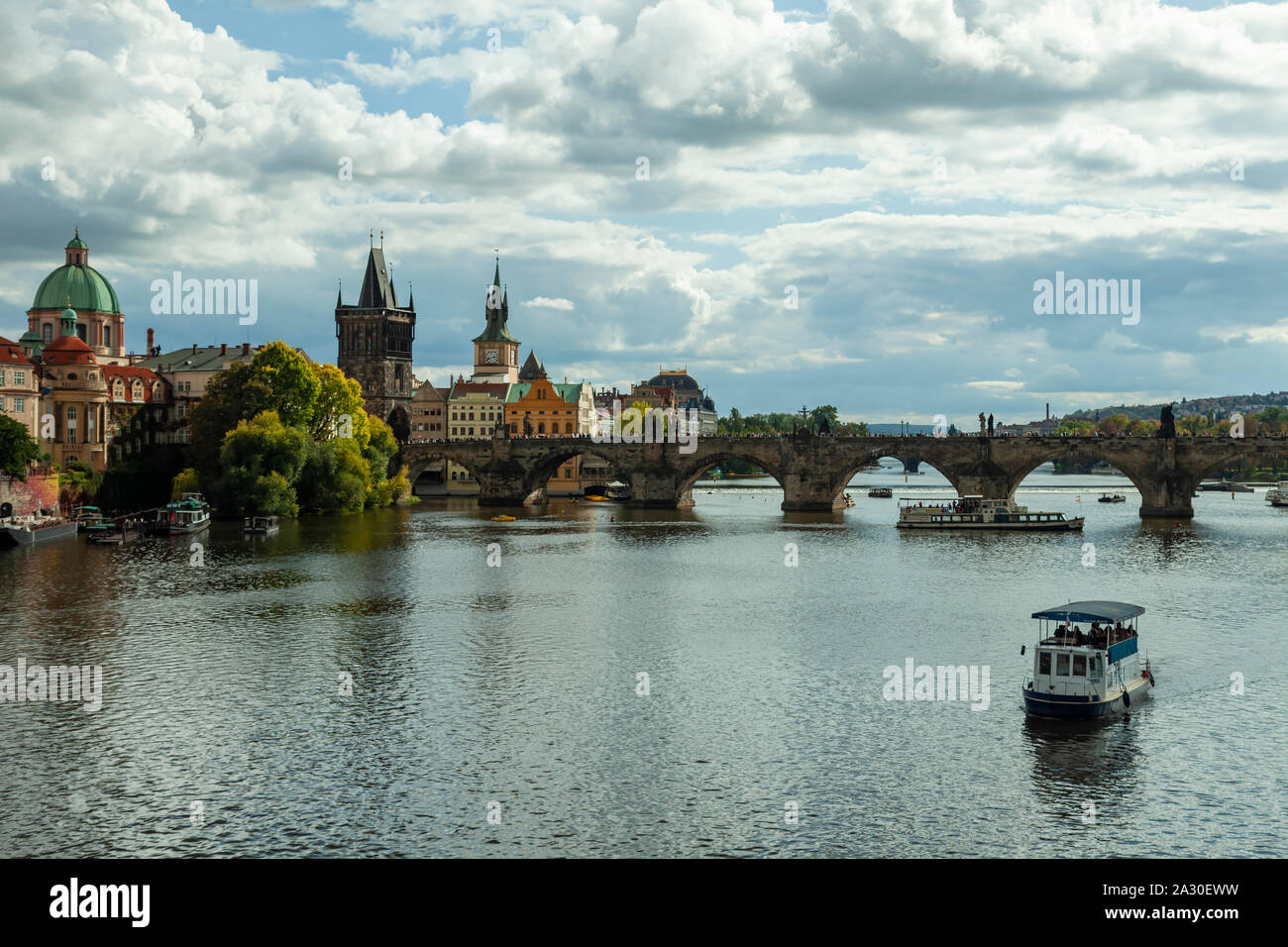 Prague vltava river charles bridge hi-res stock photography and images ...