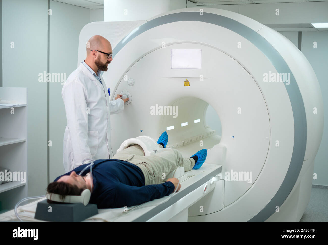 Mri Procedute Patient visiting MRI procedure in a hospital Stock Photo - Alamy
