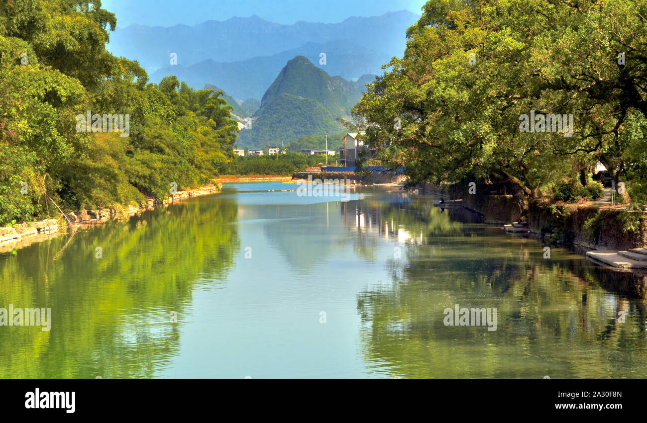 Calm stream by Li river basin mountains - Xingpingzhen, China Stock Photo