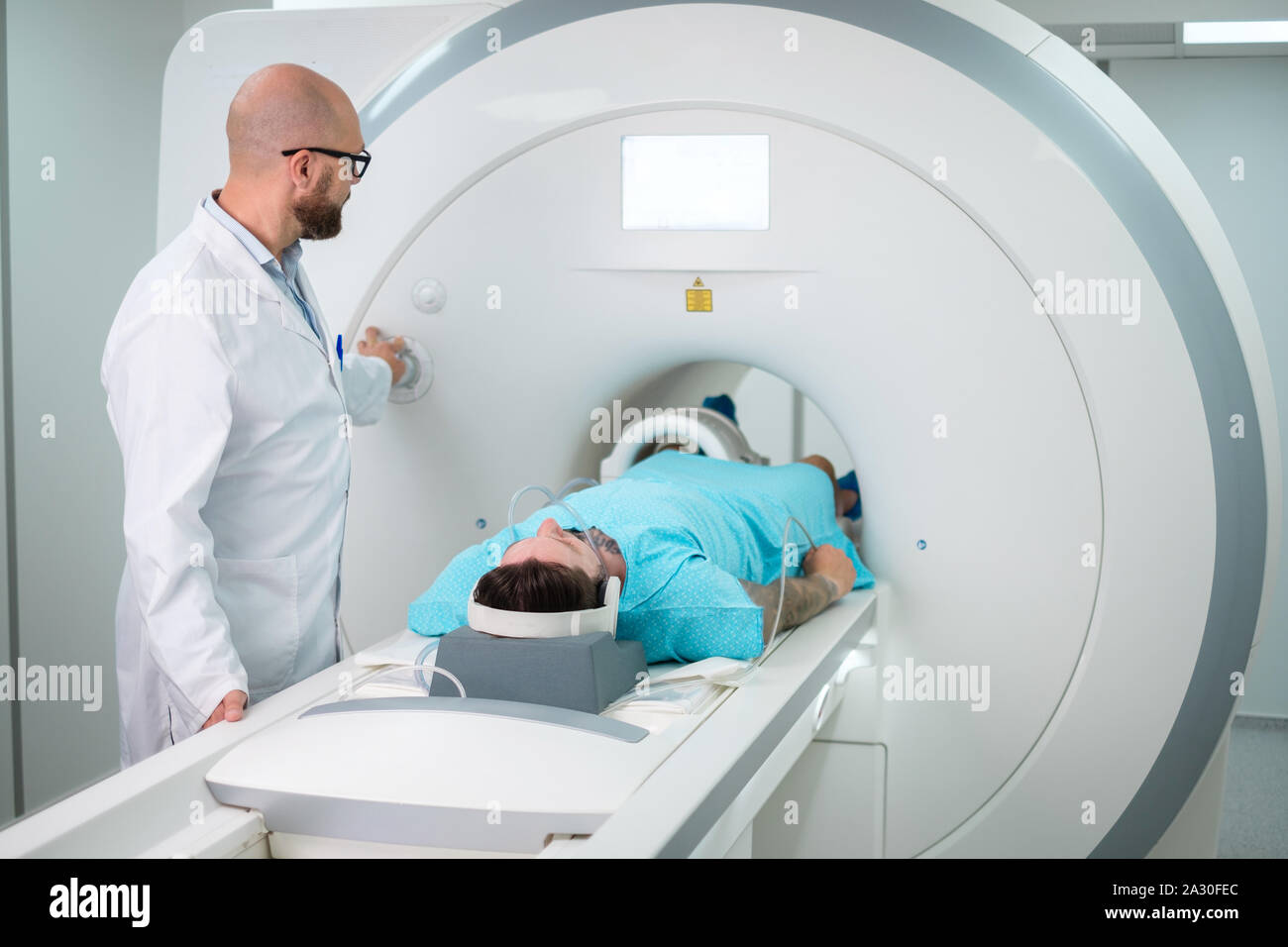Mri Procedute Patient visiting MRI procedure in a hospital Stock Photo - Alamy