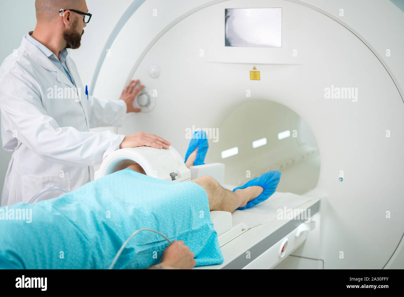 Mri Procedute Patient visiting MRI procedure in a hospital Stock Photo - Alamy