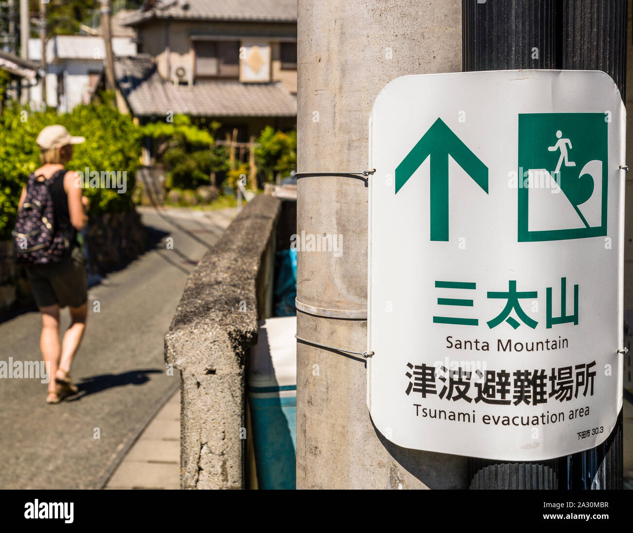 What is a tsunami warning sign that occurs near the epicenter