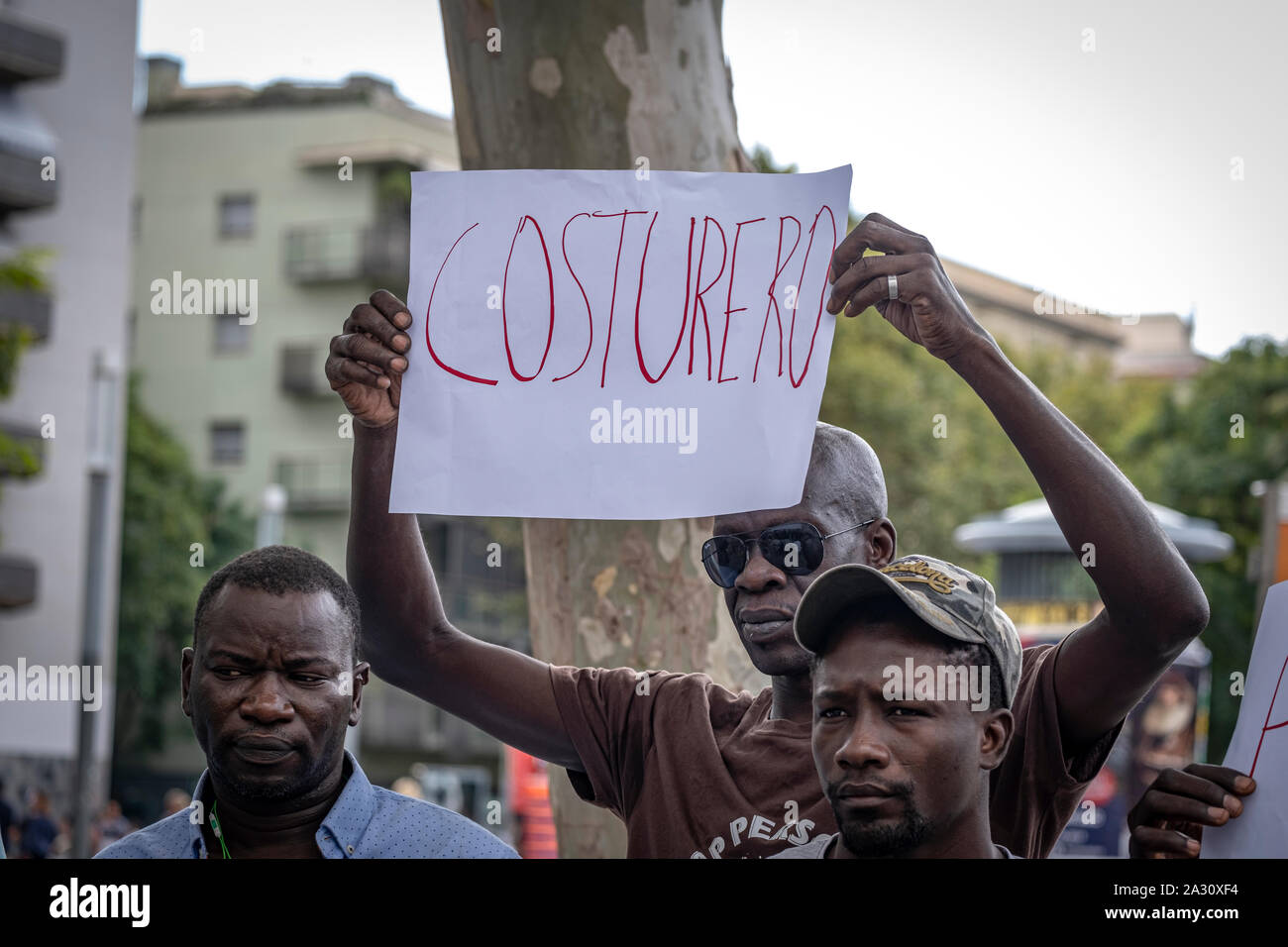 Barcelona, Spain. 04th Oct, 2019. A street vendor holds a placard during the press conference.Street vendors, known as 'manteros' for selling their merchandise in the street on a blanket, have called a press conference to denounce that they have been under police pressure for several months that prevents them from selling and making a living. Credit: SOPA Images Limited/Alamy Live News Stock Photo