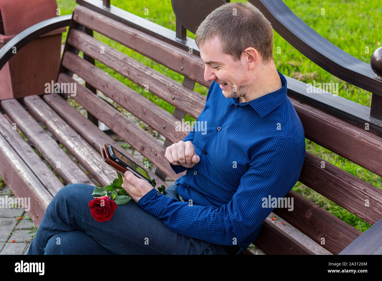 Парень ждет. Парень ждет девушку с цветами. Парень ждет бывшую. Парень ждет бывшую. Парень с букетом цветов.