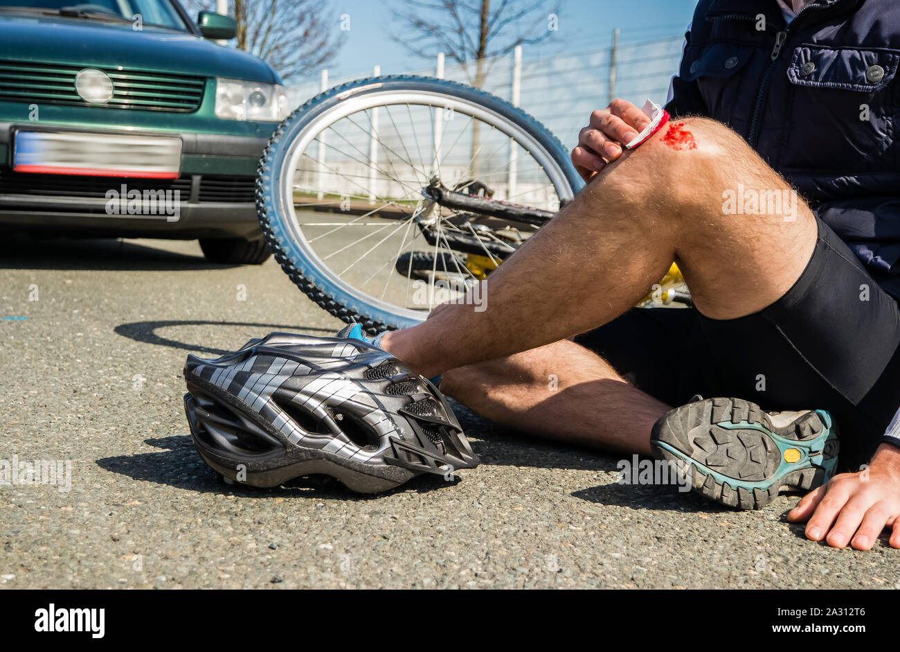 Falling knee injury hires stock photography and images Alamy