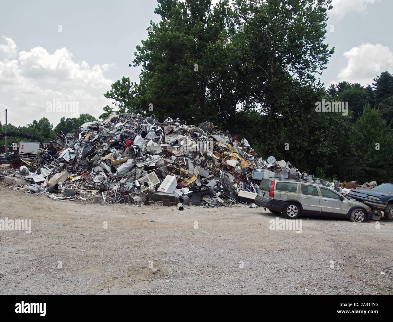 Junk pile and trashed automobiles at a junkyard in Indiana, USA, July 28, 2019, © Katharine Andriotis Stock Photo