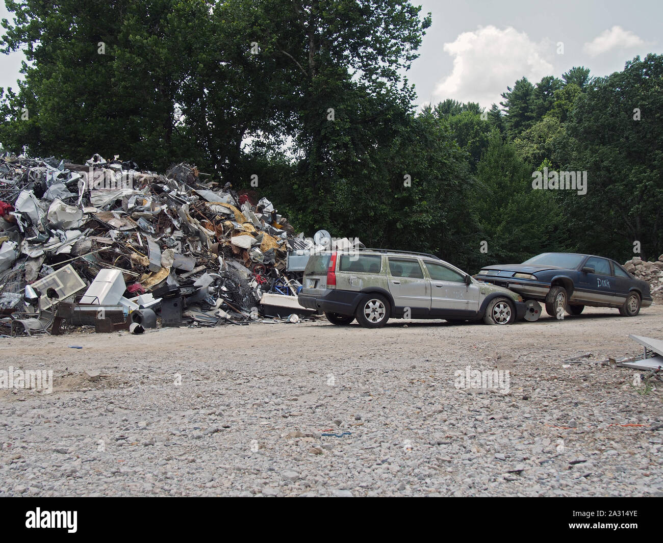 Junk pile and trashed automobiles at a junkyard in Indiana, USA, July 28, 2019, © Katharine Andriotis Stock Photo