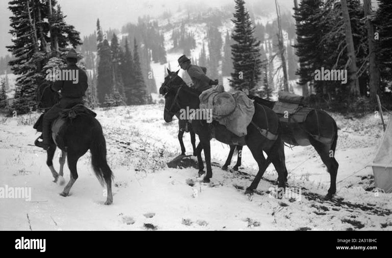 ER Lehndorff and E Courtwright leaving camp Mt Rainier September 1911 (WASTATE 2330). Stock Photo