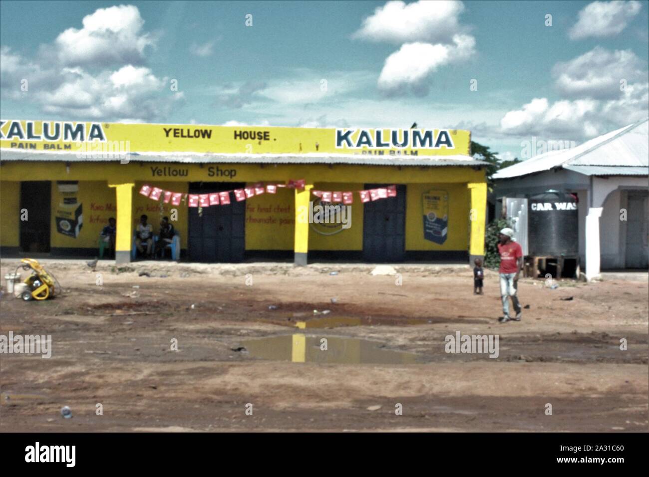 Mombasa Road in Kenya, Summer 2015 (km 66): Yellow House at Mackinnon Road Stock Photo