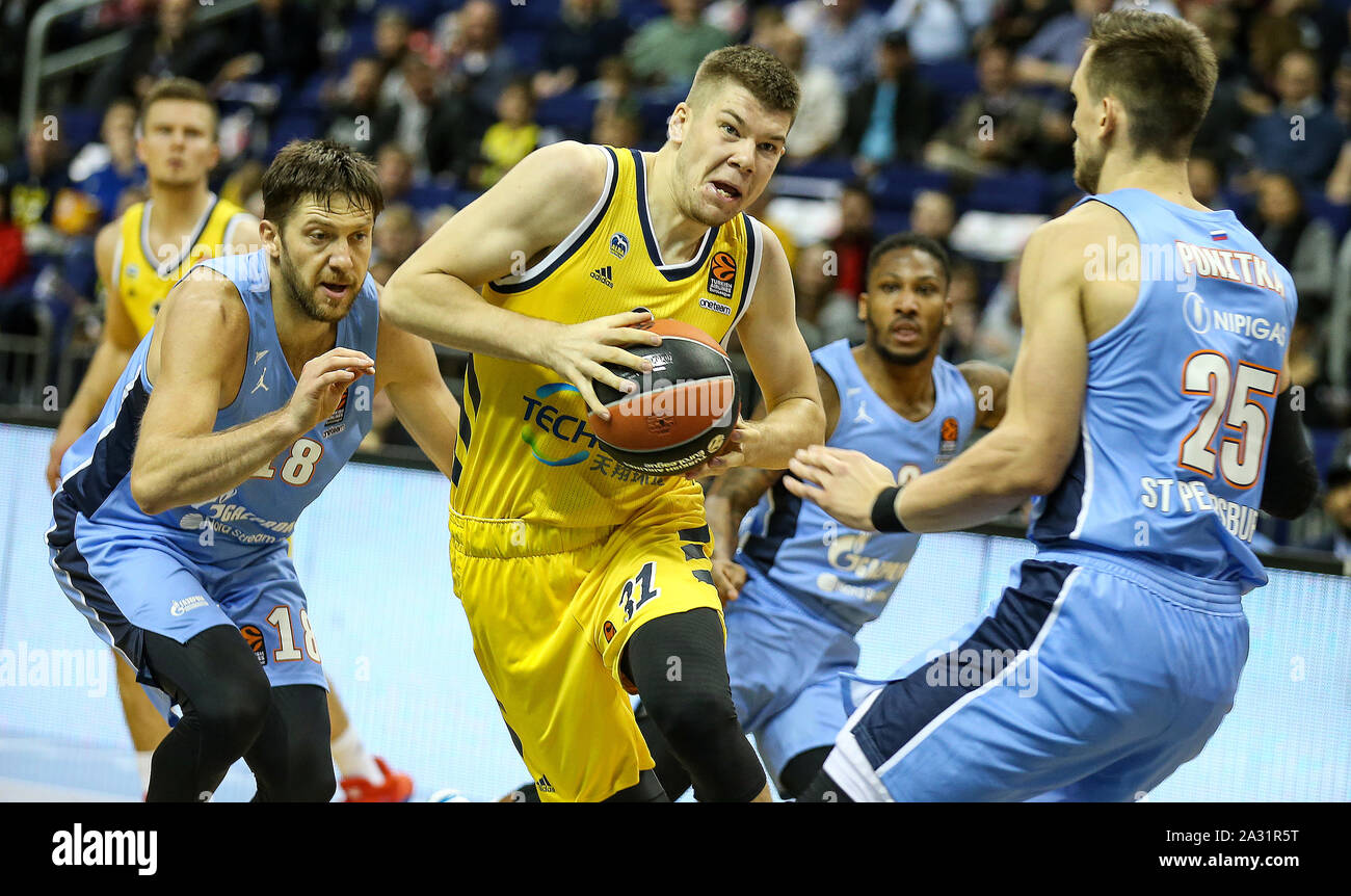 Berlin, Germany. 04th Oct, 2019. Basketball: Euroleague, Alba Berlin -  Zenit St. Petersburg, main round, 1st matchday, Mercedes Benz Arena. ALBA's  Rokas Giedraitis (M) fights against Evgeny Voronov (l) and Mateusz Ponitka