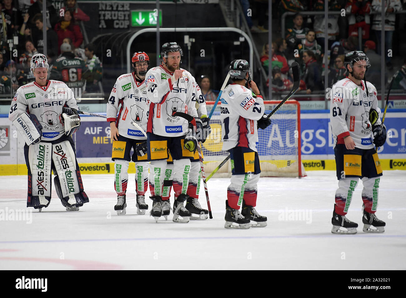 04.10.2019, xemx, Eishockey DEL, Augsburger Panther - Eisbaeren Berlin emspor, v.l. Schlussjubel, Mannschaft, Spieler, feiern ihren Sieg   (DFL/DFB RE Stock Photo