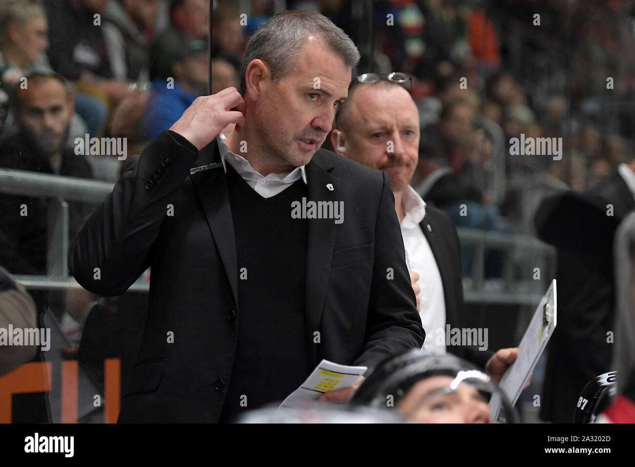04.10.2019, xemx, Eishockey DEL, Augsburger Panther - Eisbaeren Berlin emspor, v.l. Cheftrainer Serge Aubin (Eisbaeren Berlin)  (DFL/DFB REGULATIONS P Stock Photo