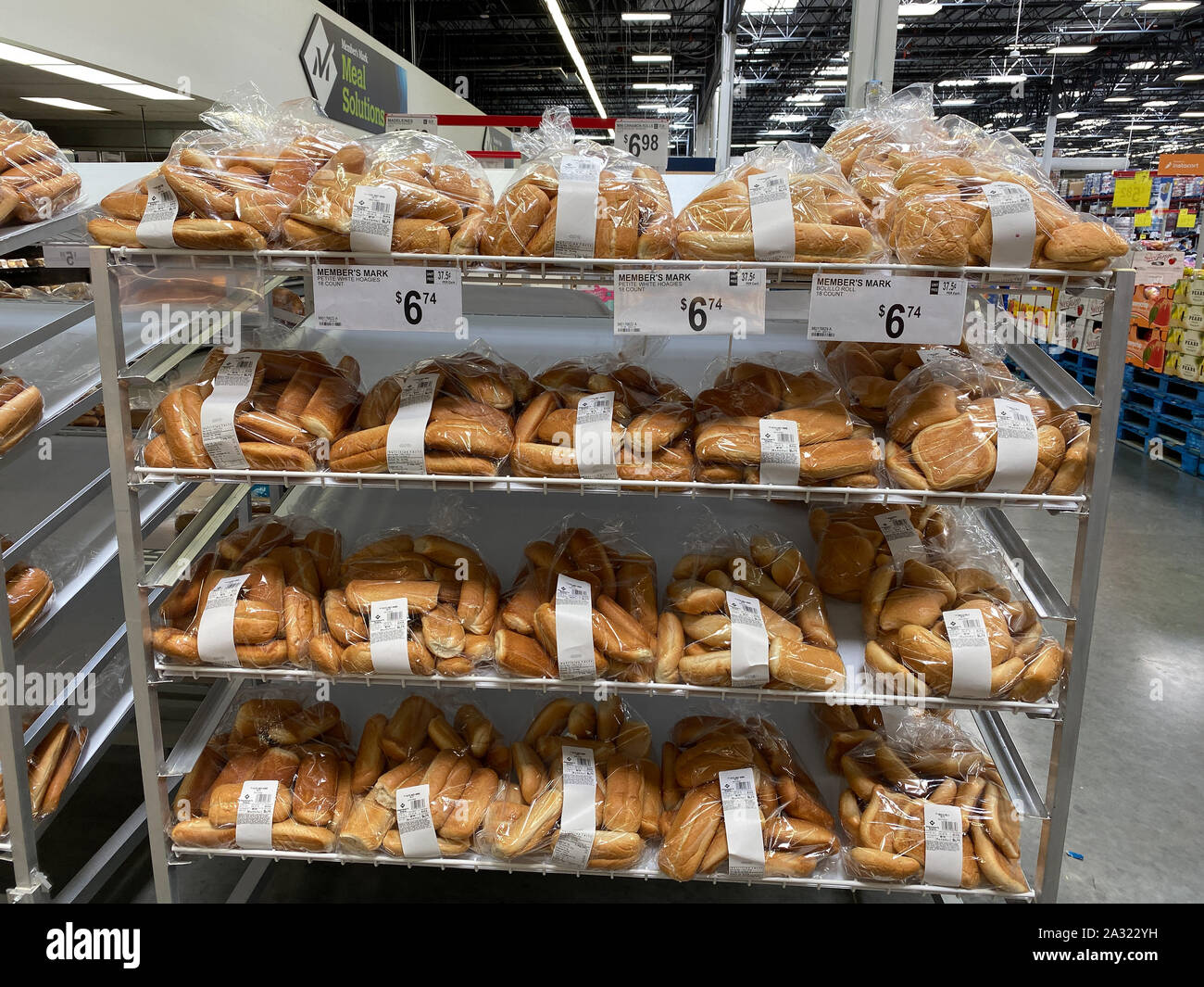 Orlando,FL/USA -10/4/19: Bread, rolls, and buns on the baked goods aisle of  a Sams Club grocery store with fresh breads ready to be purchased by cons  Stock Photo - Alamy