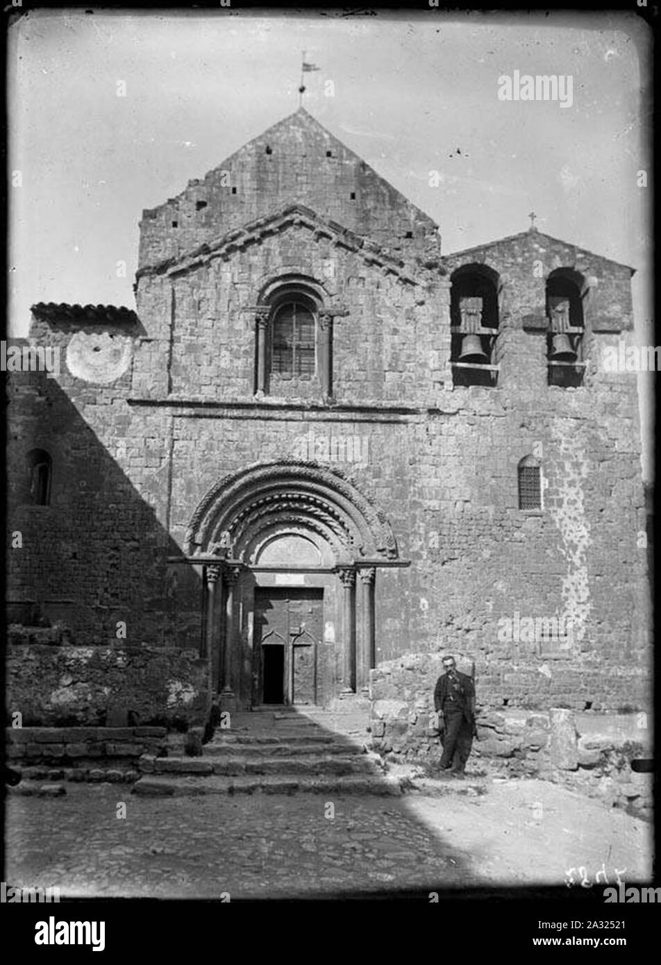 Església del Monestir de Santa Maria de Lladó amb un home Stock Photo