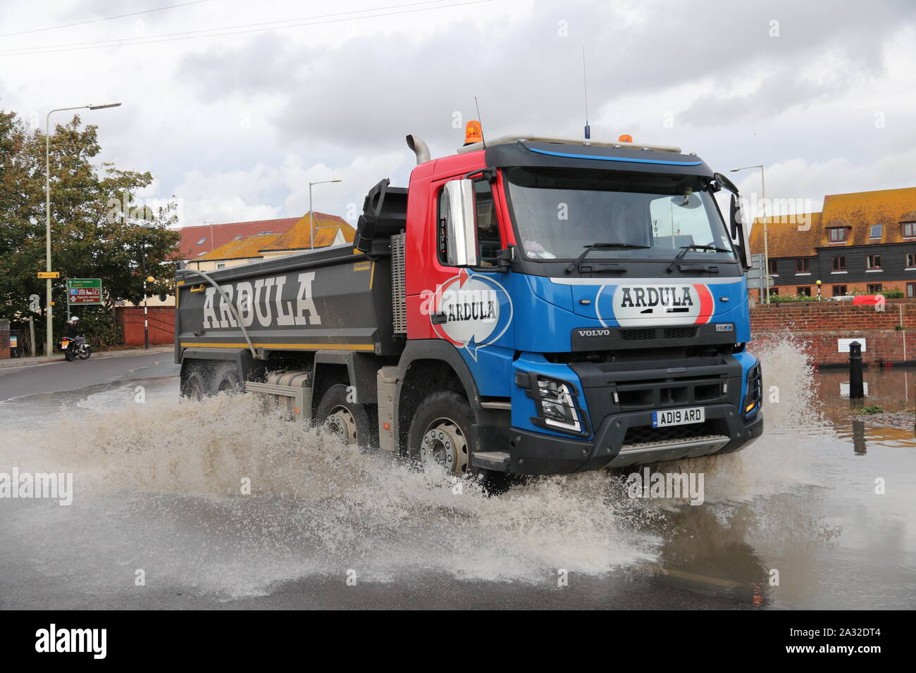 ARDULA 2019 VOLVO FMX TIPPER TRUCK PASSING THROUGH FLOODWATER IN RYE EAST SUSSEX UK Stock Photo