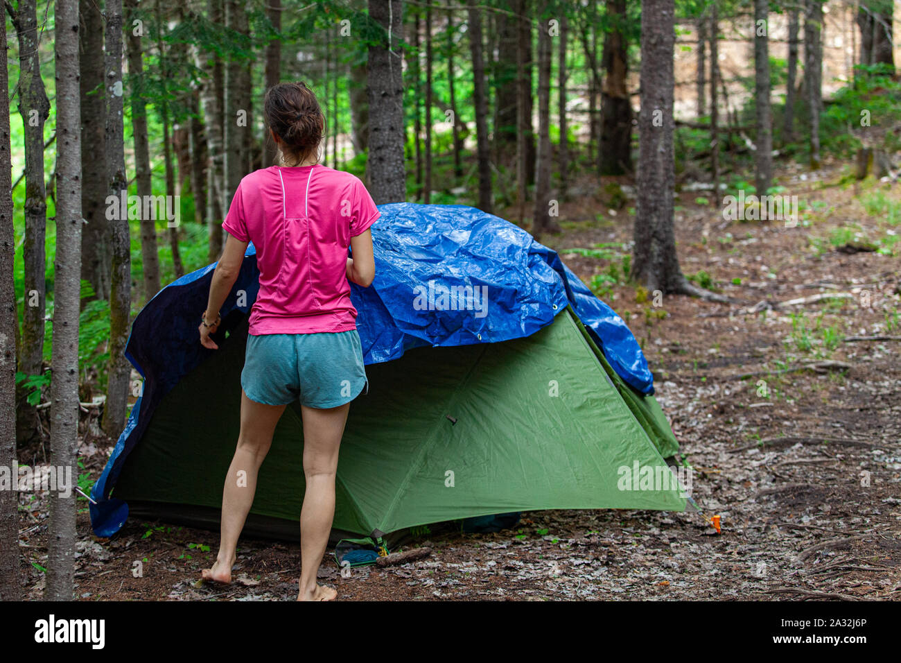 Erecting a tent hi res stock photography and images Alamy