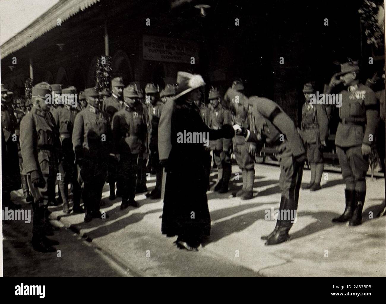 Exzellenz Roth, Oberst Hohenberger und Rittmeister Graf Coreth erwarten das Kaiserpaar am Bahnhof, Exzellenz Roth küsst der Kaiserin die Hand. Stock Photo