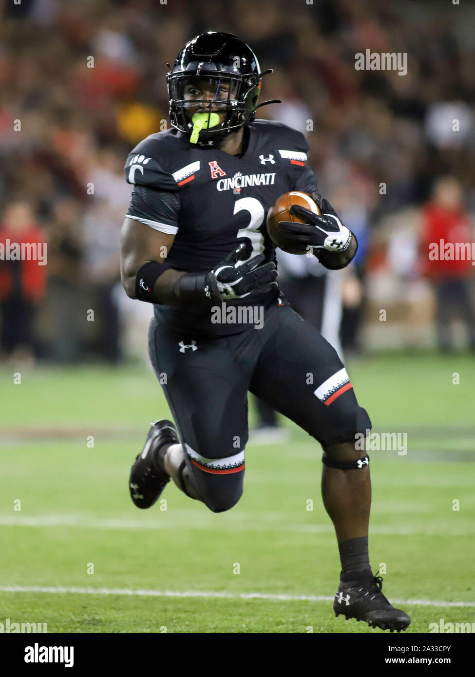 Cincinnati, Ohio, USA. 4th Oct, 2019. Cincinnati RB Michael Warren II runs the ball during an NCAA football game between the Cincinnati Bearcats and the UCF Knights at Nippert Stadium in Cincinnati, Ohio. Kevin Schultz/CSM/Alamy Live News Stock Photo