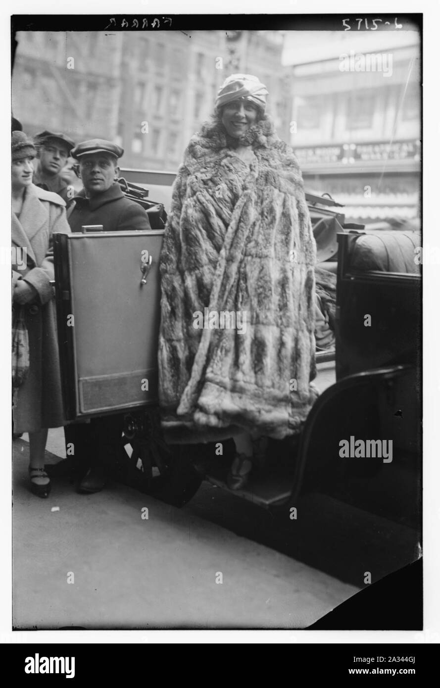 Full length fur coat hi-res stock photography and images - Alamy